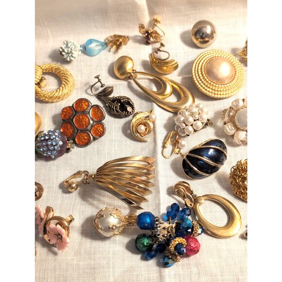 Lot of Vintage Gold Tone Clip On Screw Back Single Earrings - Picture 5 of 9